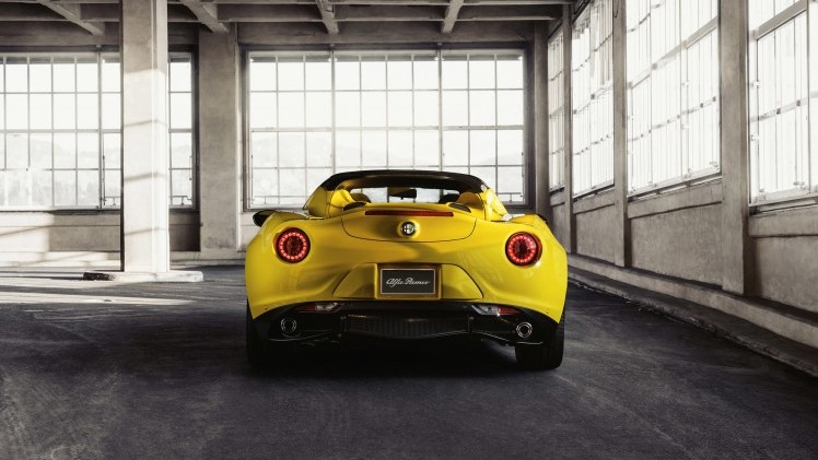 Langverwachte Alfa Romeo 4C Spider is los op de Detroit Auto Show 2015.