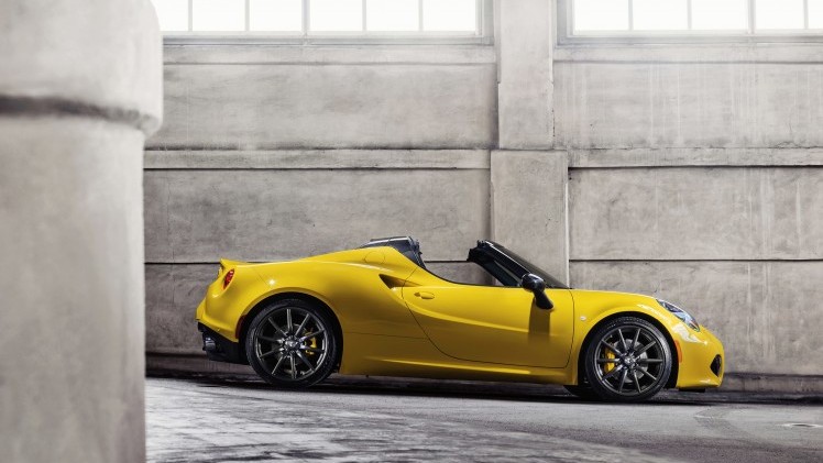Langverwachte Alfa Romeo 4C Spider is los op de Detroit Auto Show 2015.