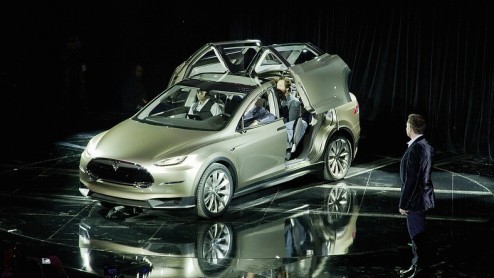 Tesla Model X crossover komt in zomer 2015 op de markt. Reserveren is al mogelijk voor de Model X of Model X Signature uitvoering.