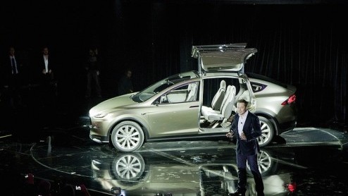 Tesla Model X crossover komt in zomer 2015 op de markt. Reserveren is al mogelijk voor de Model X of Model X Signature uitvoering.