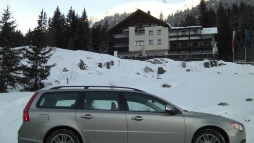 De tijd dat Volvo's nog associaties van logge tanks deed opwekken ligt al even achter ons. Zeker met de komst van de strak gelijnde V70 en S80 is het nieuwe tijdperk van Volvo over praktisch de gehele
