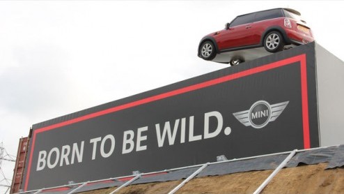 De VDL Groep, die vorig jaar autofabriek NedCar in Born overnam, heeft een sterk eerste half jaar gedraaid. De nettowinst verdubbelde ruimschoots.