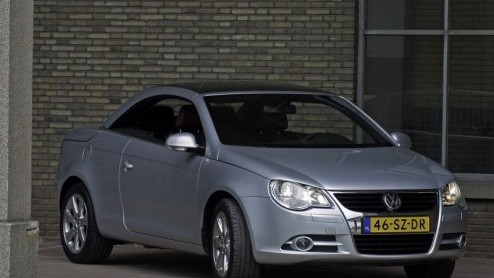 De Volkswagen Eos heeft er een motor bijgekregen. Voortaan is de CoupCabrio van het Duitse merk ook met zes cilinders leverbaar.