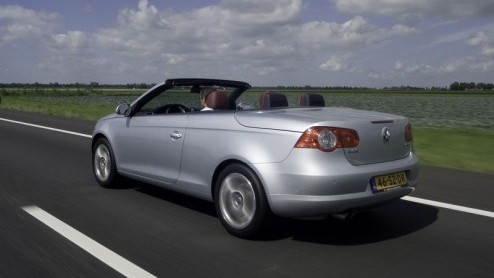 De Volkswagen Eos heeft er een motor bijgekregen. Voortaan is de CoupCabrio van het Duitse merk ook met zes cilinders leverbaar.