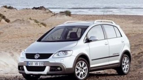 Het regent Cross modellen tegenwoordig. De laatste toevoeging in dit (overbodige?) segment is de Volkswagen Golf Cross Plus. Een iets hoger op de poten staande Golf Plus inderdaad.