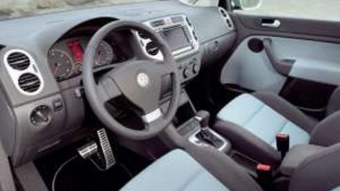 Het regent Cross modellen tegenwoordig. De laatste toevoeging in dit (overbodige?) segment is de Volkswagen Golf Cross Plus. Een iets hoger op de poten staande Golf Plus inderdaad.