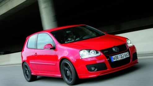De Golf GTI is dit jaar 30 jaar oud geworden. Tijd voor een feestje en dus tijd voor een speciaal model. Eigenlijk was het een eenmalige actie, maar Volkswagen heeft besloten er toch een aantal te mak