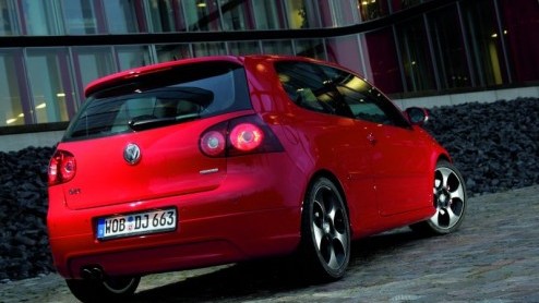 De Golf GTI is dit jaar 30 jaar oud geworden. Tijd voor een feestje en dus tijd voor een speciaal model. Eigenlijk was het een eenmalige actie, maar Volkswagen heeft besloten er toch een aantal te mak
