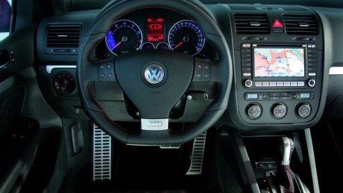 De Golf GTI is dit jaar 30 jaar oud geworden. Tijd voor een feestje en dus tijd voor een speciaal model. Eigenlijk was het een eenmalige actie, maar Volkswagen heeft besloten er toch een aantal te mak