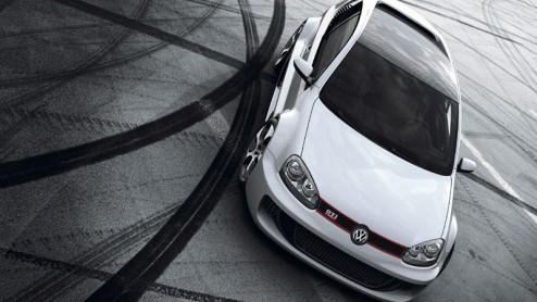 Een relatief kleine auto met een grote motor staat garant voor rijplezier. Denk bijvoorbeeld aan de Clio V6, maar Volkswagen maakt het wel heel erg bont. We stellen je voor aan de VW Golf GTI W12-650.