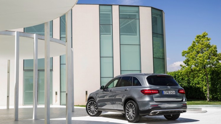 De Mercedes GLK is niet meer. Mercedes-Benz heeft in Stuttgart zijn opvolger gepresenteerd, de GLC. Hij is groter, ruimer, zuiniger en luxueuzer. Hij komt er ook als 350 e plug-in hybride.