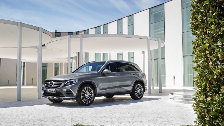 De Mercedes GLK is niet meer. Mercedes-Benz heeft in Stuttgart zijn opvolger gepresenteerd, de GLC. Hij is groter, ruimer, zuiniger en luxueuzer. Hij komt er ook als 350 e plug-in hybride.