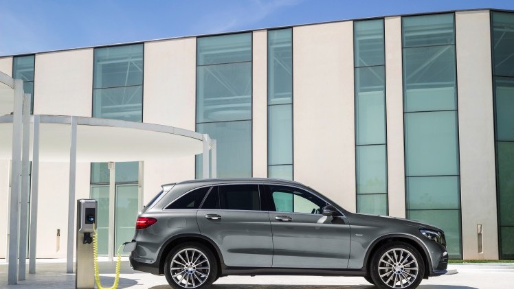 De Mercedes GLK is niet meer. Mercedes-Benz heeft in Stuttgart zijn opvolger gepresenteerd, de GLC. Hij is groter, ruimer, zuiniger en luxueuzer. Hij komt er ook als 350 e plug-in hybride.