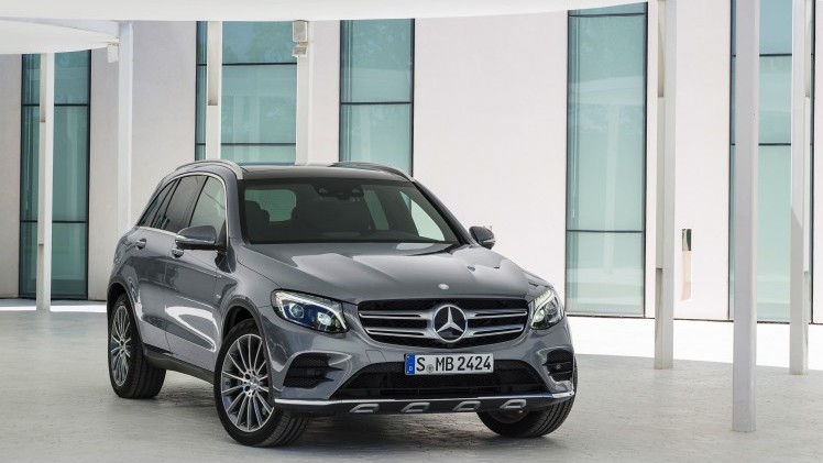De Mercedes GLK is niet meer. Mercedes-Benz heeft in Stuttgart zijn opvolger gepresenteerd, de GLC. Hij is groter, ruimer, zuiniger en luxueuzer. Hij komt er ook als 350 e plug-in hybride.