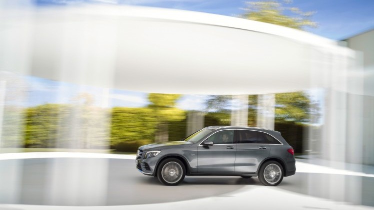 De Mercedes GLK is niet meer. Mercedes-Benz heeft in Stuttgart zijn opvolger gepresenteerd, de GLC. Hij is groter, ruimer, zuiniger en luxueuzer. Hij komt er ook als 350 e plug-in hybride.