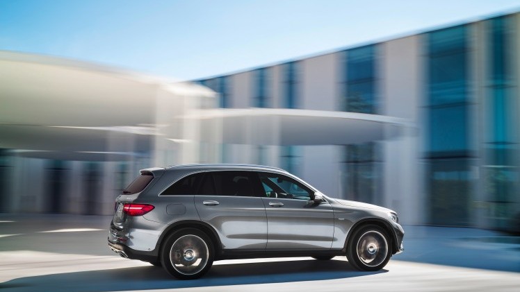De Mercedes GLK is niet meer. Mercedes-Benz heeft in Stuttgart zijn opvolger gepresenteerd, de GLC. Hij is groter, ruimer, zuiniger en luxueuzer. Hij komt er ook als 350 e plug-in hybride.