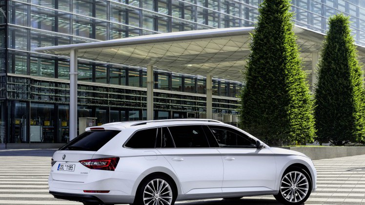 Skoda sportief aan zet met Superb SportLine, Octavia RS 230 en Fabia R5 op IAA Frankfurt 2015.
