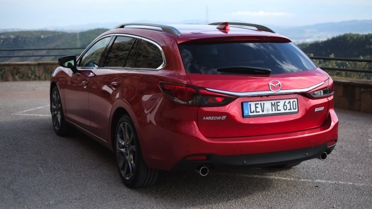 Zet je de vernieuwde Mazda6 naast de vorige, moet je goed kijken om de nieuwe te herkennen. Toch is het op alle punten een fijnere auto geworden, ondervonden wij in Barcelona. Een rijtest.