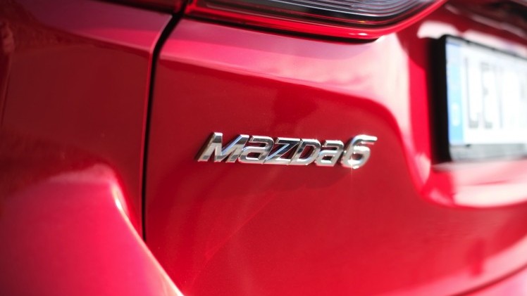 Zet je de vernieuwde Mazda6 naast de vorige, moet je goed kijken om de nieuwe te herkennen. Toch is het op alle punten een fijnere auto geworden, ondervonden wij in Barcelona. Een rijtest.