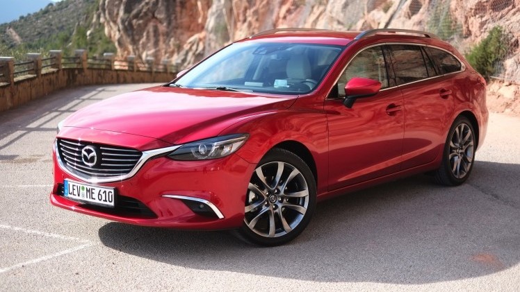 Zet je de vernieuwde Mazda6 naast de vorige, moet je goed kijken om de nieuwe te herkennen. Toch is het op alle punten een fijnere auto geworden, ondervonden wij in Barcelona. Een rijtest.