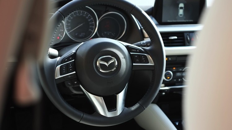 Zet je de vernieuwde Mazda6 naast de vorige, moet je goed kijken om de nieuwe te herkennen. Toch is het op alle punten een fijnere auto geworden, ondervonden wij in Barcelona. Een rijtest.