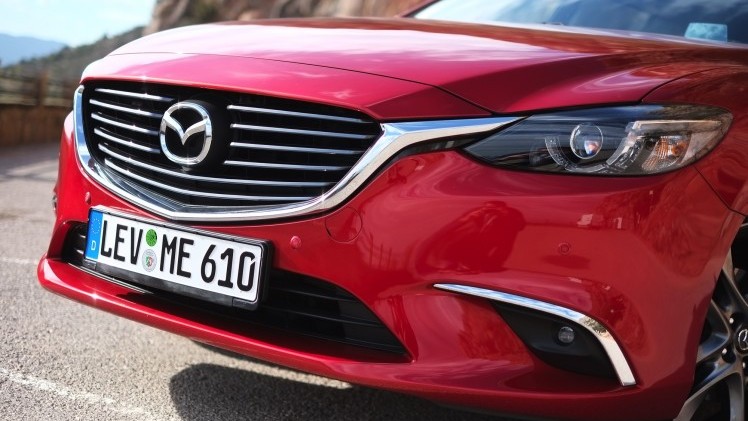 Zet je de vernieuwde Mazda6 naast de vorige, moet je goed kijken om de nieuwe te herkennen. Toch is het op alle punten een fijnere auto geworden, ondervonden wij in Barcelona. Een rijtest.