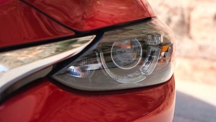 Zet je de vernieuwde Mazda6 naast de vorige, moet je goed kijken om de nieuwe te herkennen. Toch is het op alle punten een fijnere auto geworden, ondervonden wij in Barcelona. Een rijtest.