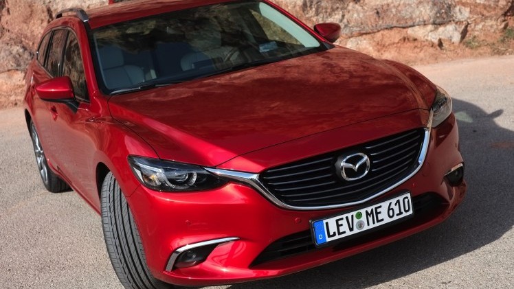 Zet je de vernieuwde Mazda6 naast de vorige, moet je goed kijken om de nieuwe te herkennen. Toch is het op alle punten een fijnere auto geworden, ondervonden wij in Barcelona. Een rijtest.
