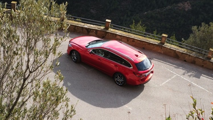 Zet je de vernieuwde Mazda6 naast de vorige, moet je goed kijken om de nieuwe te herkennen. Toch is het op alle punten een fijnere auto geworden, ondervonden wij in Barcelona. Een rijtest.
