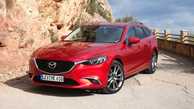 Zet je de vernieuwde Mazda6 naast de vorige, moet je goed kijken om de nieuwe te herkennen. Toch is het op alle punten een fijnere auto geworden, ondervonden wij in Barcelona. Een rijtest.