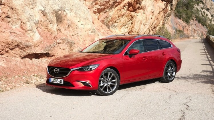 Zet je de vernieuwde Mazda6 naast de vorige, moet je goed kijken om de nieuwe te herkennen. Toch is het op alle punten een fijnere auto geworden, ondervonden wij in Barcelona. Een rijtest.