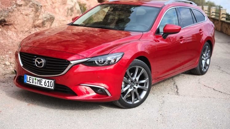 Zet je de vernieuwde Mazda6 naast de vorige, moet je goed kijken om de nieuwe te herkennen. Toch is het op alle punten een fijnere auto geworden, ondervonden wij in Barcelona. Een rijtest.