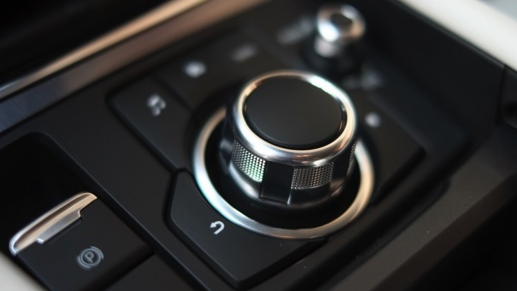 Zet je de vernieuwde Mazda6 naast de vorige, moet je goed kijken om de nieuwe te herkennen. Toch is het op alle punten een fijnere auto geworden, ondervonden wij in Barcelona. Een rijtest.