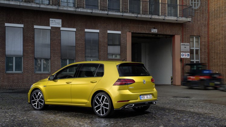 De Golf VII facelift is een feit! In 2017 krijgt de Golf 7 een opfriskuur met nieuwe uitrusting en andere motoren, maar de prijzen en verkoopstart vindt al plaats in 2016. Lees hier de details.