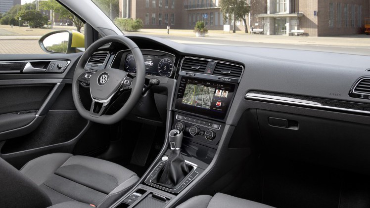 De Golf VII facelift is een feit! In 2017 krijgt de Golf 7 een opfriskuur met nieuwe uitrusting en andere motoren, maar de prijzen en verkoopstart vindt al plaats in 2016. Lees hier de details.