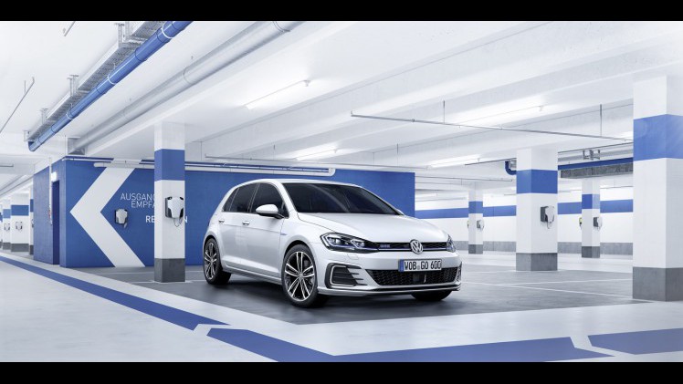 De Golf VII facelift is een feit! In 2017 krijgt de Golf 7 een opfriskuur met nieuwe uitrusting en andere motoren, maar de prijzen en verkoopstart vindt al plaats in 2016. Lees hier de details.