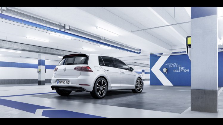 De Golf VII facelift is een feit! In 2017 krijgt de Golf 7 een opfriskuur met nieuwe uitrusting en andere motoren, maar de prijzen en verkoopstart vindt al plaats in 2016. Lees hier de details.
