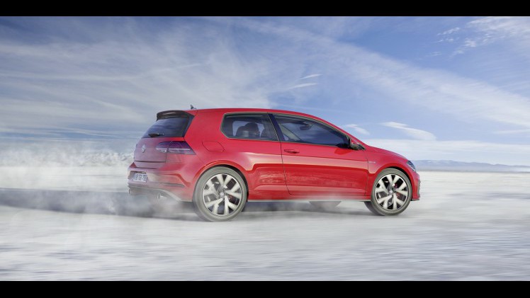 De Golf VII facelift is een feit! In 2017 krijgt de Golf 7 een opfriskuur met nieuwe uitrusting en andere motoren, maar de prijzen en verkoopstart vindt al plaats in 2016. Lees hier de details.