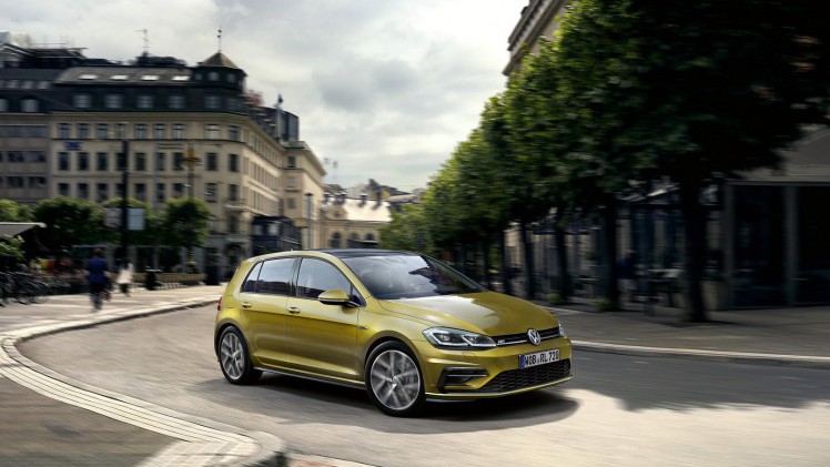 De Golf VII facelift is een feit! In 2017 krijgt de Golf 7 een opfriskuur met nieuwe uitrusting en andere motoren, maar de prijzen en verkoopstart vindt al plaats in 2016. Lees hier de details.