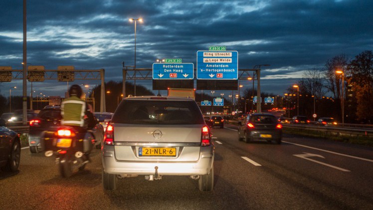 Volgens het Verbond van Verzekeraars neemt de verkeersveiligheid in Nederland af vanwege huftergedrag en afleiding in het verkeer. Verzekeraars roepen op tot een nieuw Deltaplan verkeersveiligheid.