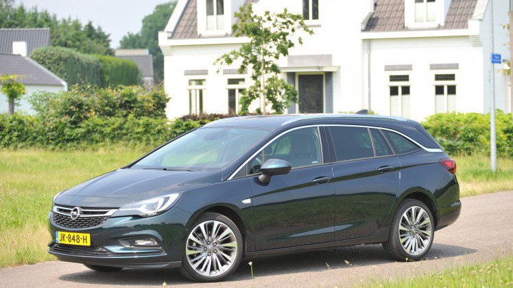 De verkopen van nieuwe personenauto's in Nederland is in oktober met 24,5 procent toegenomen. Volkswagen, Renault, Peugeot, Opel en Ford volgen elkaar in de top 5.