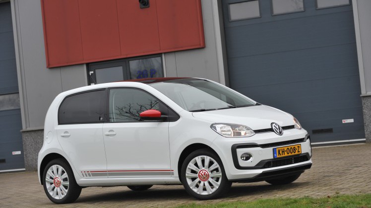 De verkopen van nieuwe personenauto's in Nederland is in oktober met 24,5 procent toegenomen. Volkswagen, Renault, Peugeot, Opel en Ford volgen elkaar in de top 5.