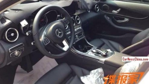 Spionagefotografen hebben een prototype van een verlengde Mercedes-Benz C-klasse LANG op de gevoelige plaat vastgelegd. De C180 L werd gesnapt in een carwash in China.