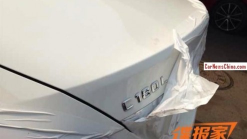 Spionagefotografen hebben een prototype van een verlengde Mercedes-Benz C-klasse LANG op de gevoelige plaat vastgelegd. De C180 L werd gesnapt in een carwash in China.