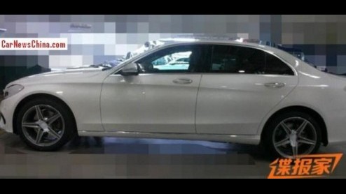 Spionagefotografen hebben een prototype van een verlengde Mercedes-Benz C-klasse LANG op de gevoelige plaat vastgelegd. De C180 L werd gesnapt in een carwash in China.
