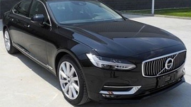 De verlengde Volvo S90L is gelekt dankzij eerste beelden. De T4-motor wordt nu ook in de V90 leverbaar. Ook een Excellence-interieur?