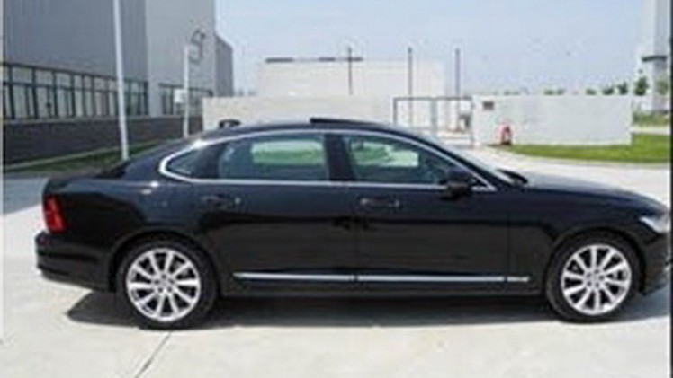 De verlengde Volvo S90L is gelekt dankzij eerste beelden. De T4-motor wordt nu ook in de V90 leverbaar. Ook een Excellence-interieur?