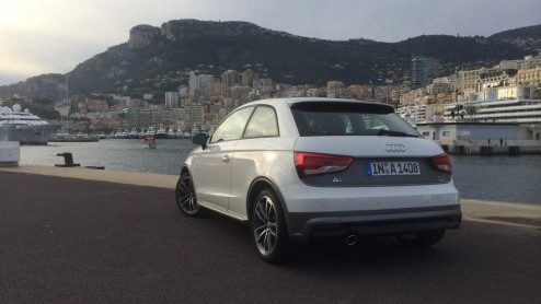 Rijtest Audi A1. In deze autotest rijden we met de vernieuwde Audi A1, die een facelift heeft gekregen en kan rekenen op de 1.0 TFSI driecilinder turbomotor.