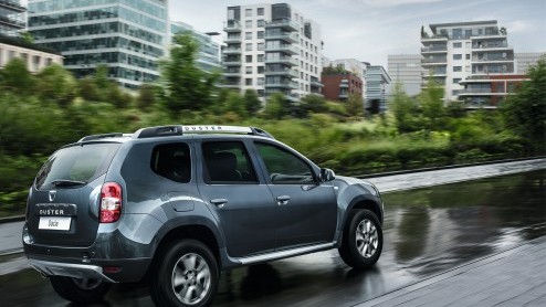 Dacia heeft een prijskaartje gehangen aan de vernieuwde Duster, die vanaf 1 november is te bestellen en vanaf begin december bij de dealer staat. De prijslijst start bij 16.990 euro.