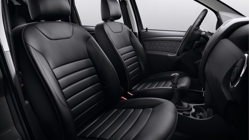 Dacia heeft een prijskaartje gehangen aan de vernieuwde Duster, die vanaf 1 november is te bestellen en vanaf begin december bij de dealer staat. De prijslijst start bij 16.990 euro.